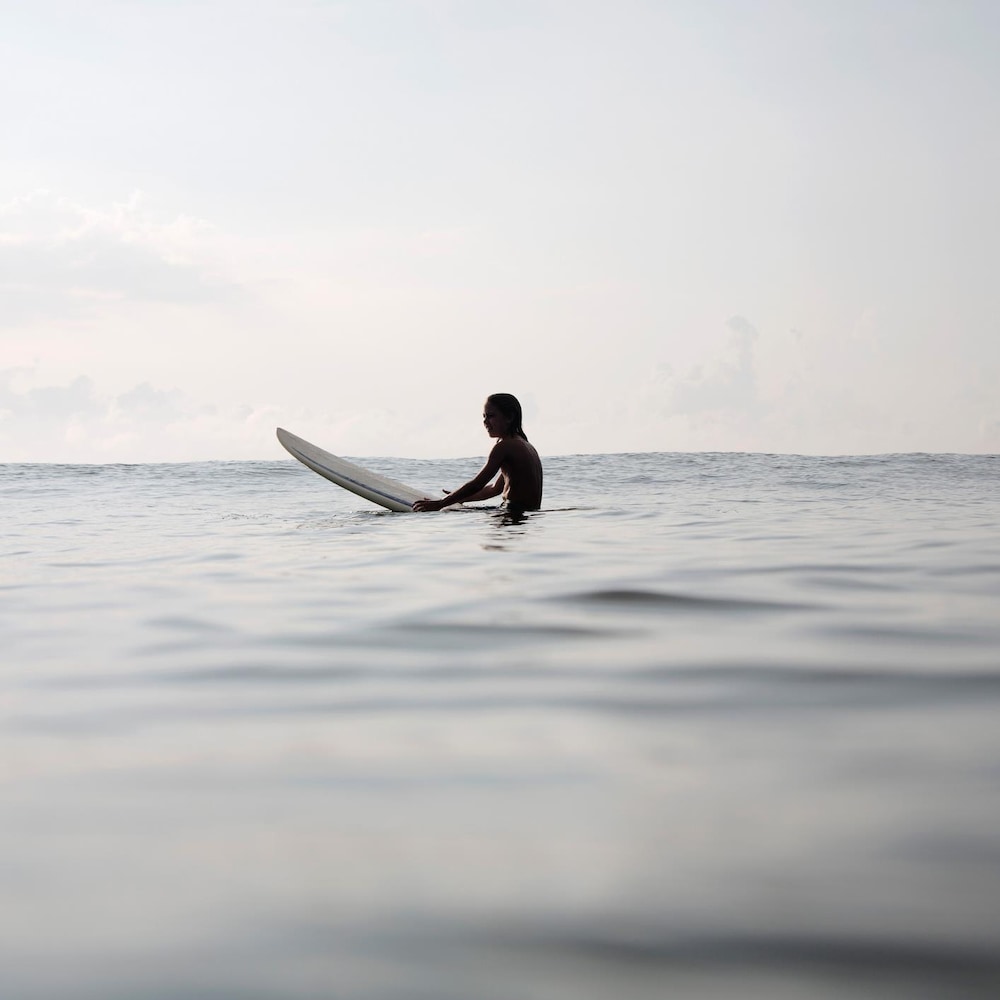Un jeune surfeur dans l'océan.