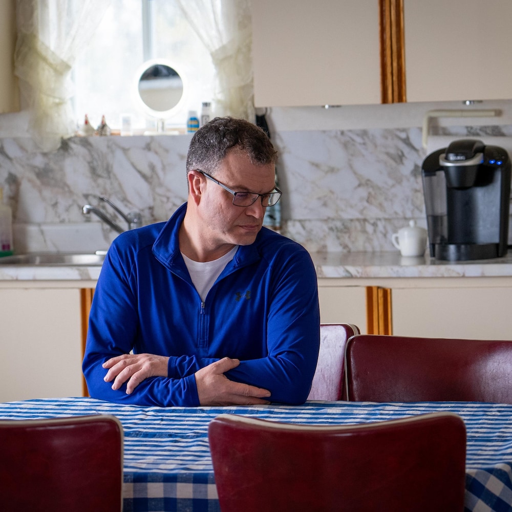 Sylvain Dufour regarde une chaise vide dans la cuisine de sa mère.