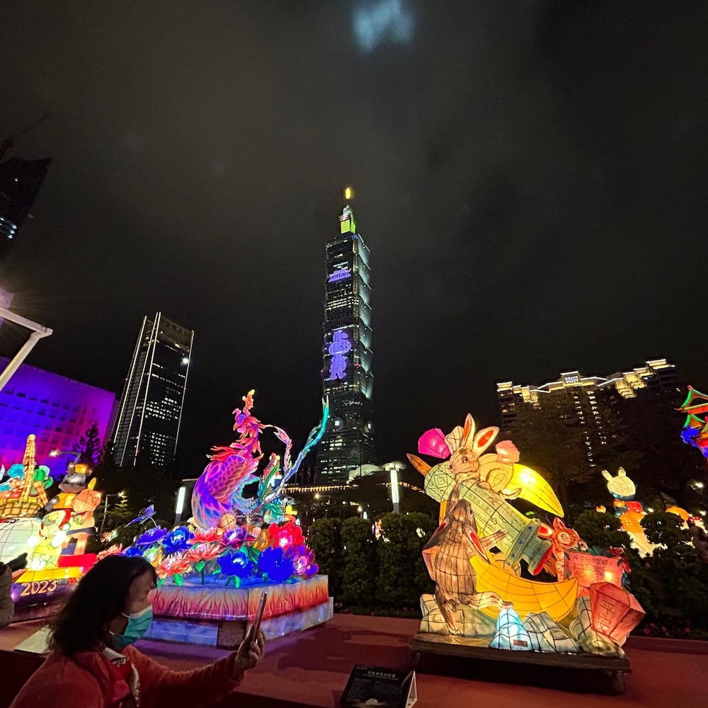 “光源台北”灯展，吸引了大量观众。