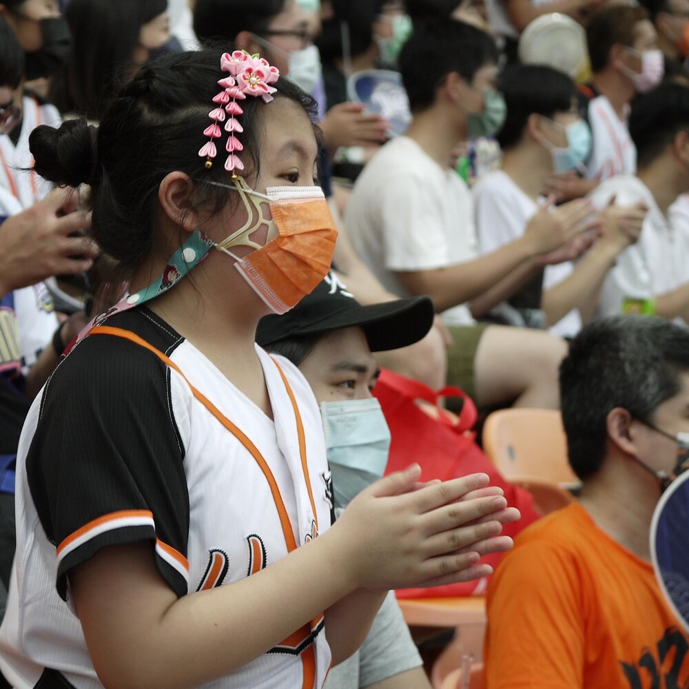 La petite Shu-Yun assiste à son premier match de baseball devant son équipe!