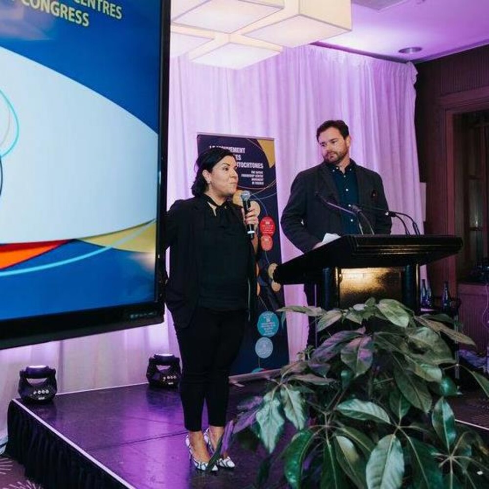 Tanya Sirois et Philippe Meilleur, respectivement directrice générale et président du Regroupement des centres d’amitié autochtones du Québec (RCAAQ), à l'occasion du cinquantième anniversaire de l'organisme. Philippe Meilleur est également directeur général de Montréal Autochtone.
