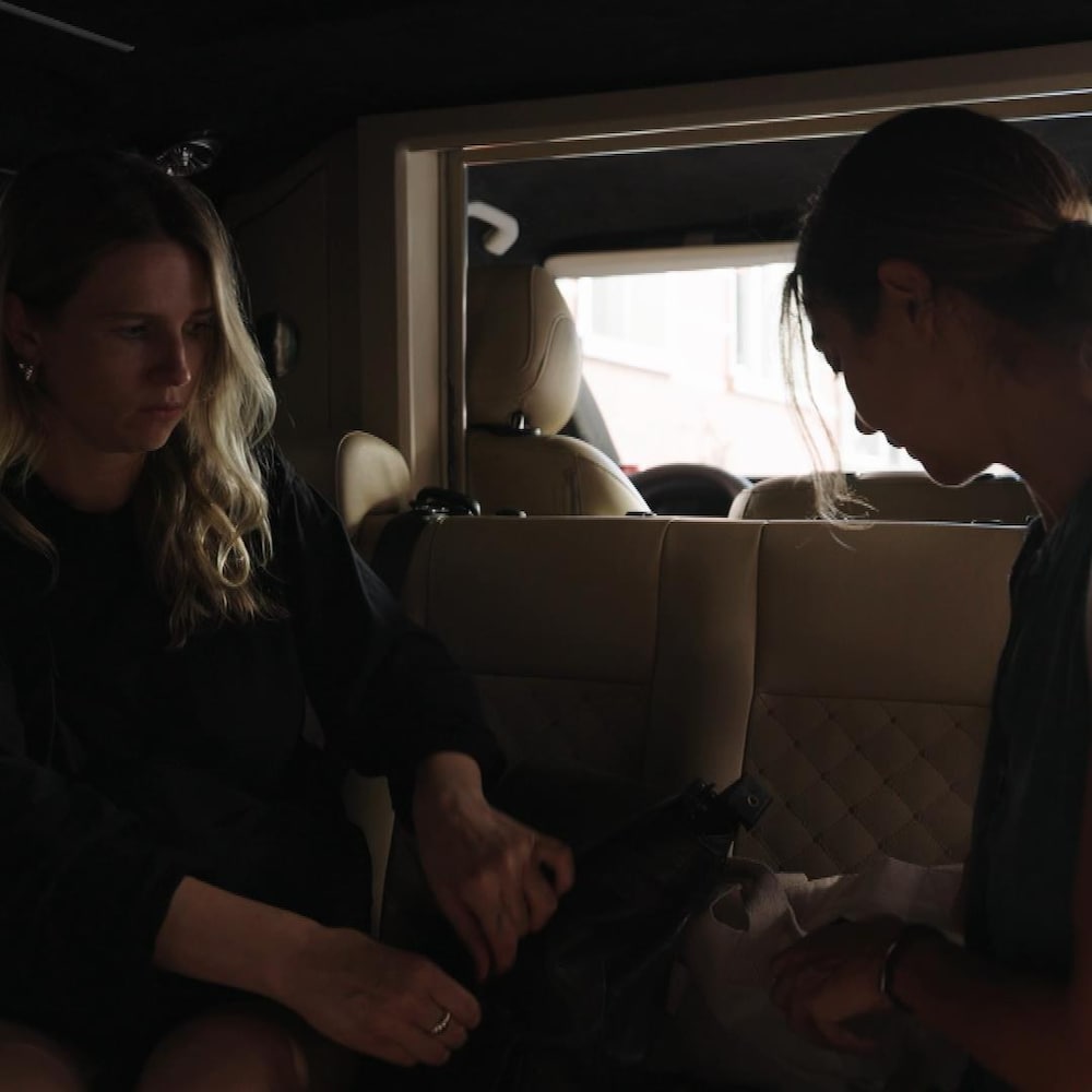 La journaliste Jacaudrey Charbonneau en compagnie de sa collaboratrice turque Ayse Adanali, dans un taxi..