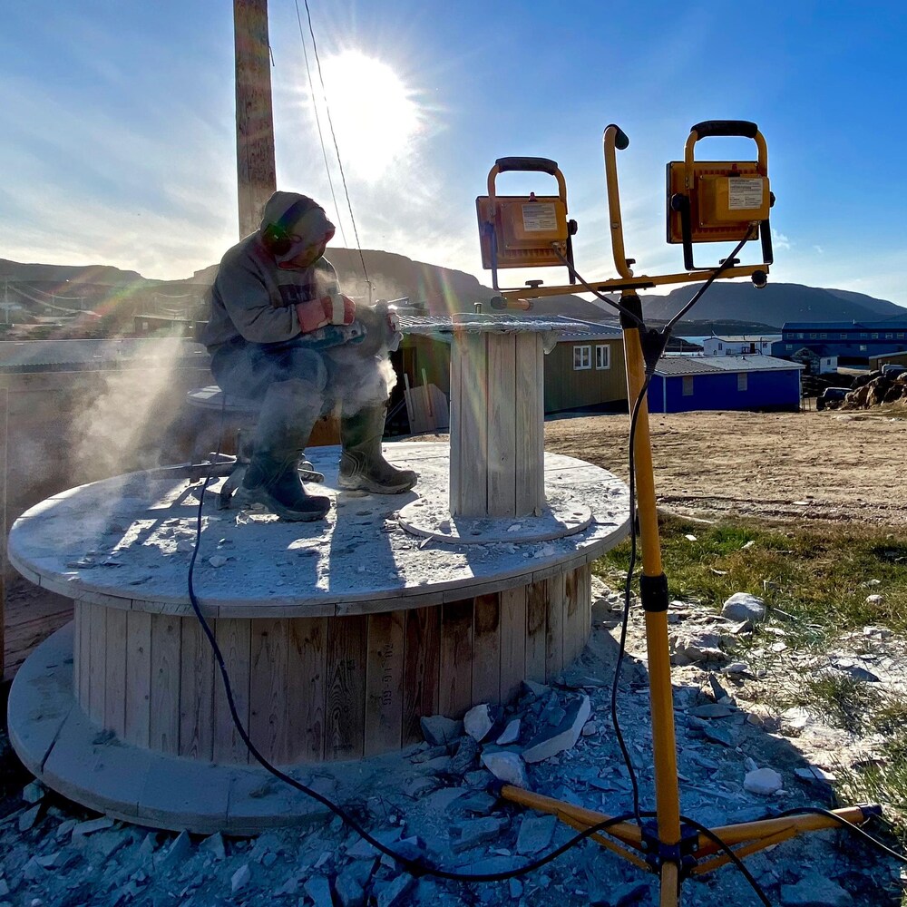 Un sculpteur inuk est à l'œuvre à Kinngait.