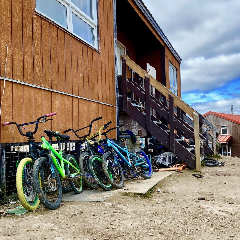 Des vélos témoignent de la présence de plusieurs enfants dans un logement de Kinngait.