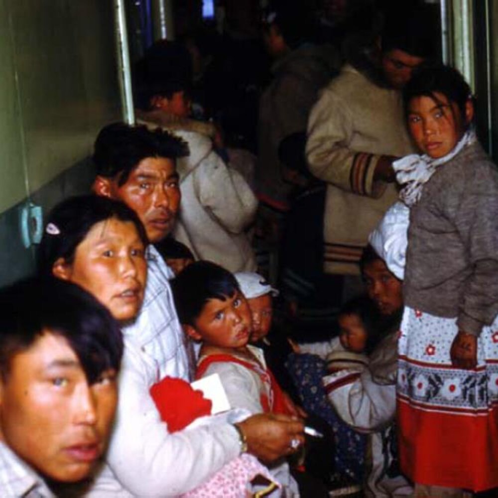 Des Inuit à bord du navire C.D. Howe, dans les années 50.