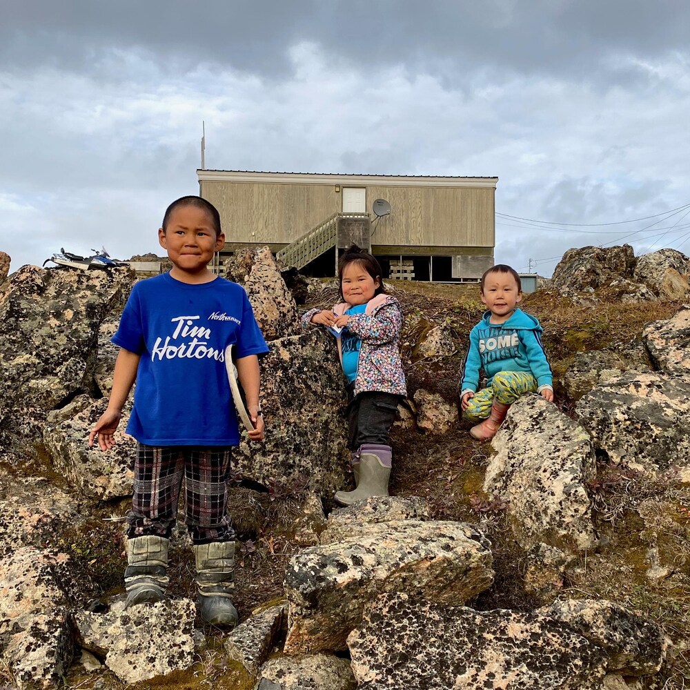 Trois jeunes inuit.