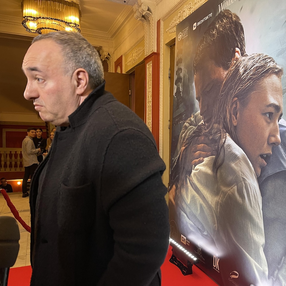 Rodnyansky devant une affiche.