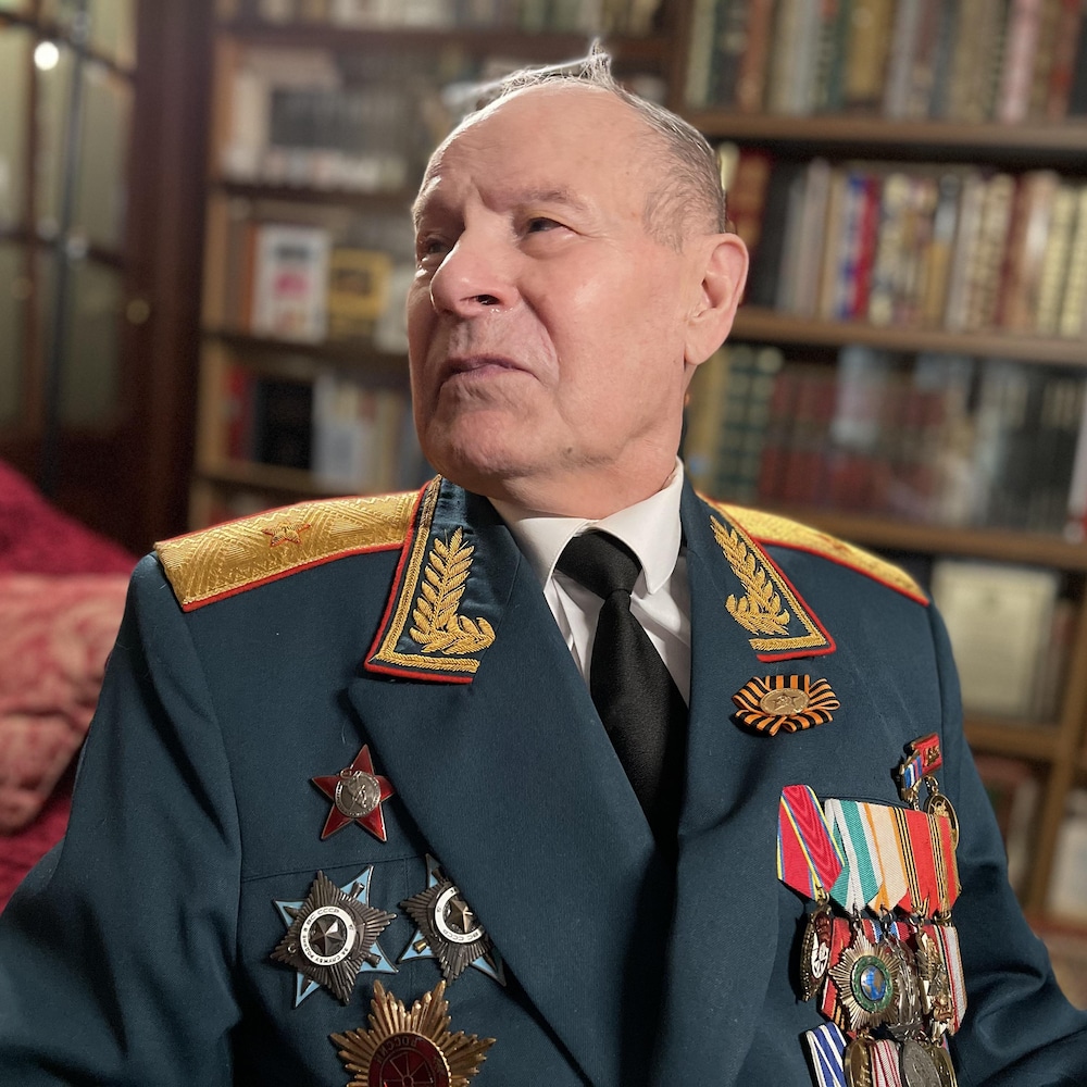 Nikolai Tarakanov porte l'habit d'officier décoré de médailles d'honneur.