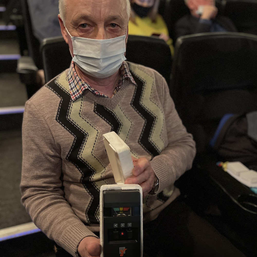 Vassily Karpenko tient un dosimètre.