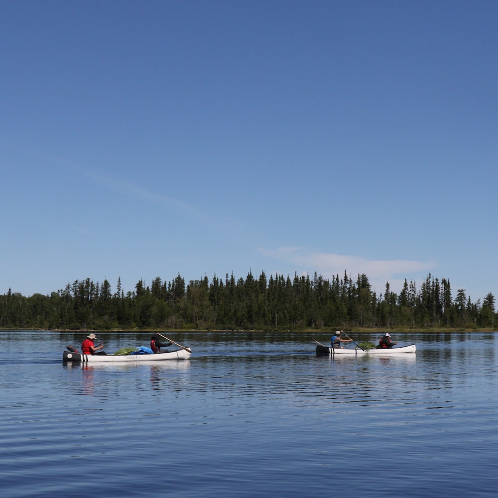À l'instar de leurs ancêtres, les participants au projet peuvent parcourir une dizaine de kilomètres par jour en canot.