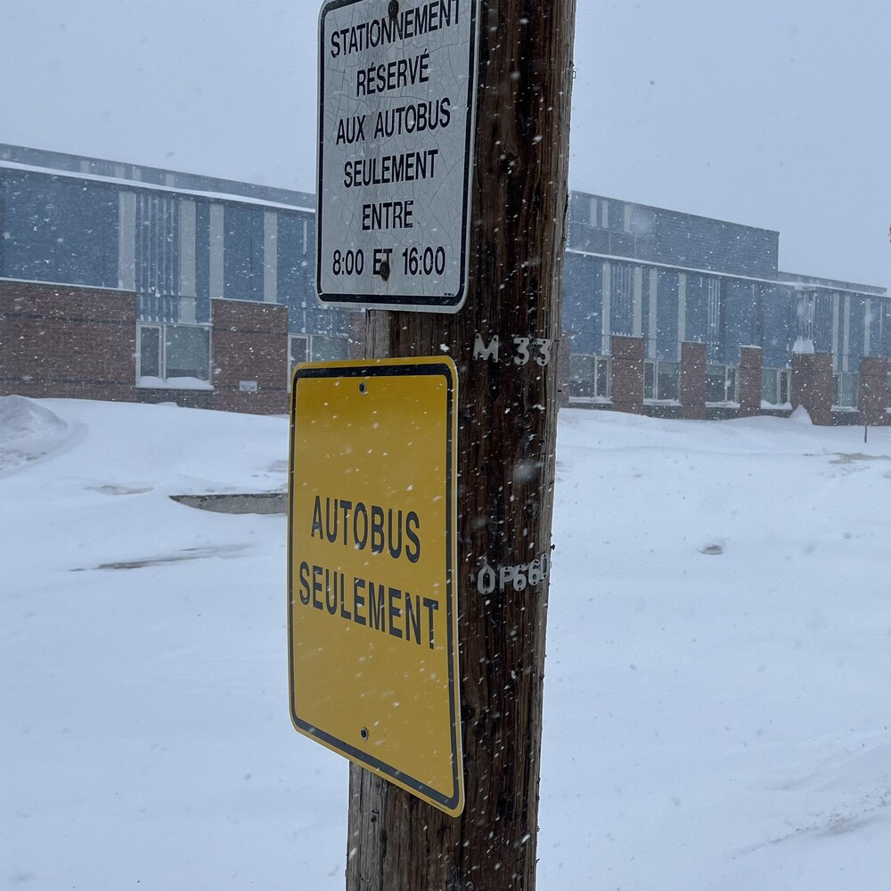 Affiche autobus seulement sous la neige.