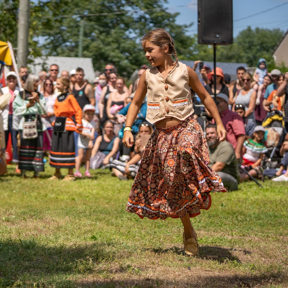 Une jeune fille pratique une danse traditionnelle.