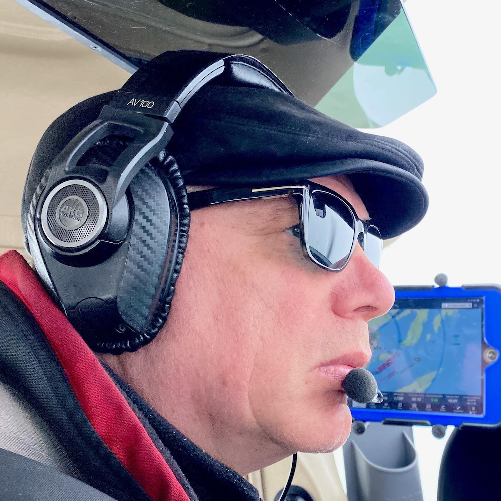 L'avocat Julian Falconer pilote son avion au-dessus de Thunder Bay.