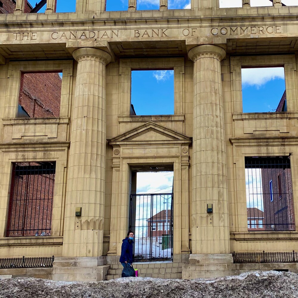 La façade d'une ancienne succursale de la Banque canadienne de commerce, dans le centre-ville de Thunder Bay.