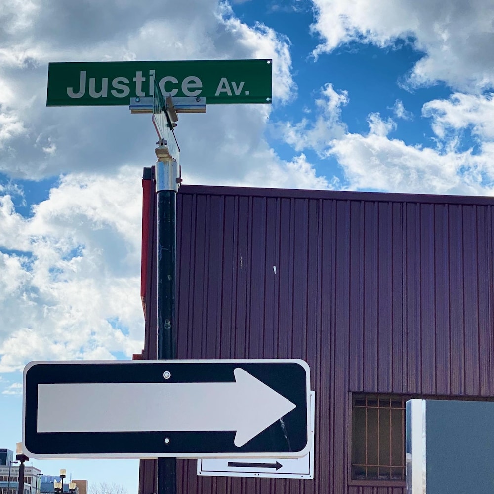 Une affiche indiquant l'avenue Justice, une artère à sens unique, dans le centre-ville de Thunder Bay.
