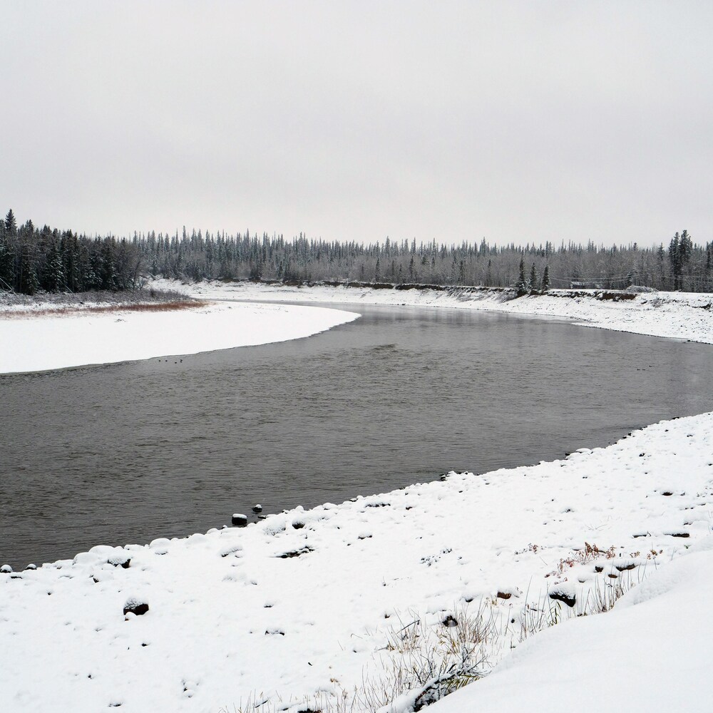 Rivière et neige, le 25 octobre 2022, à Hay River.