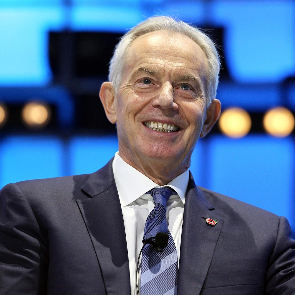Tony Blair sourit. 