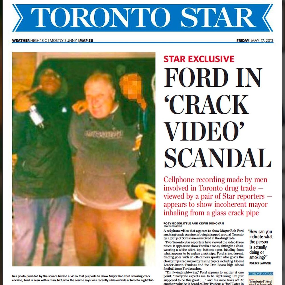 La page frontispice du Toronto Star montre une photo du maire avec des jeunes qui font des signes avec la main la nuit. Le titre dit que le maire est dans une vidéo où il fume du crack.