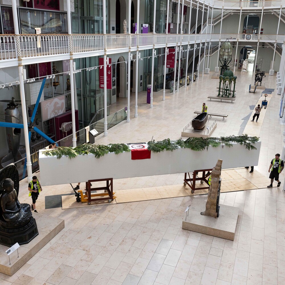 Vue générale du hall du Musée national d'Écosse avec une immense caisse blanche au milieu