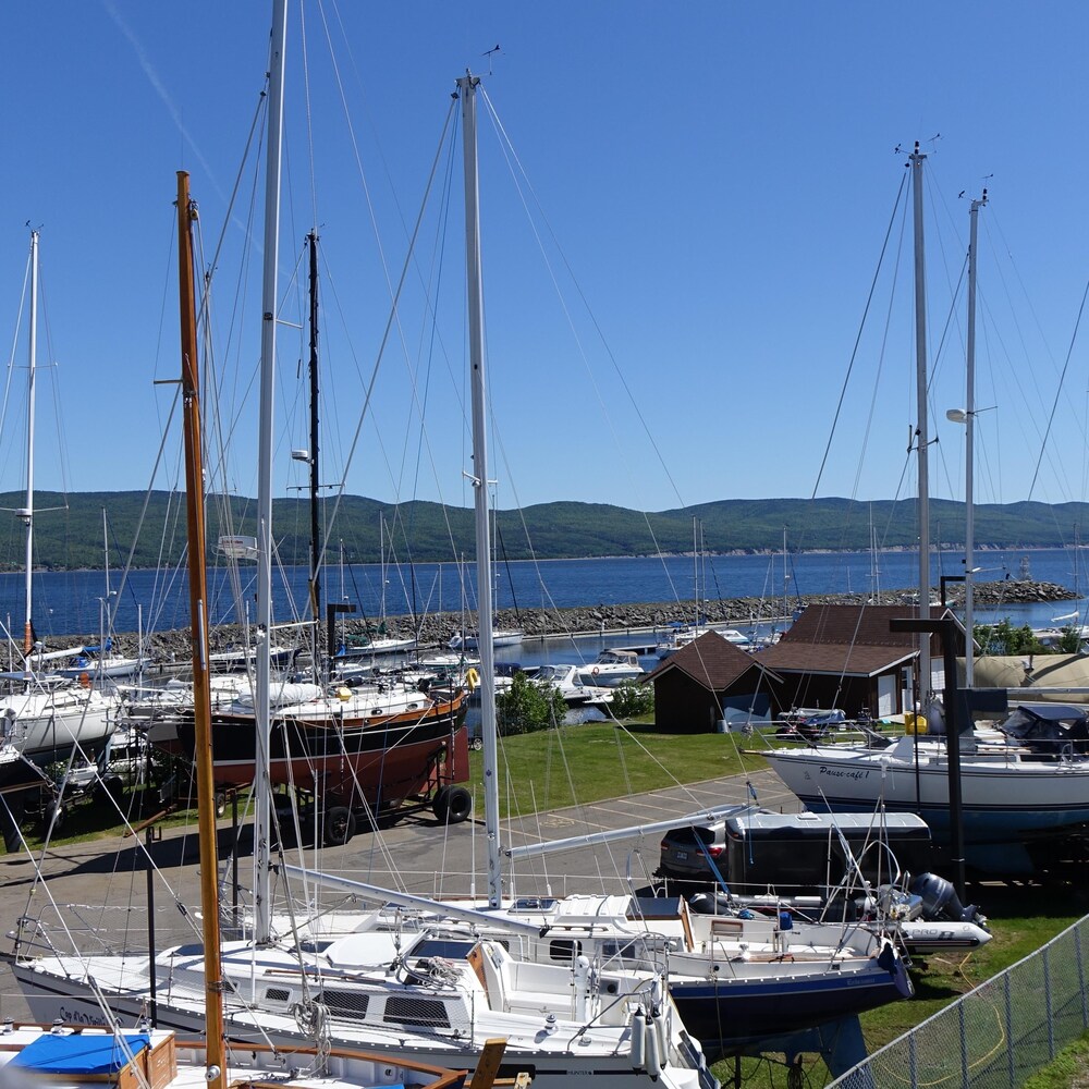 La marina de Gaspé. Une borne de recharge pour voiture électrique y a été installée