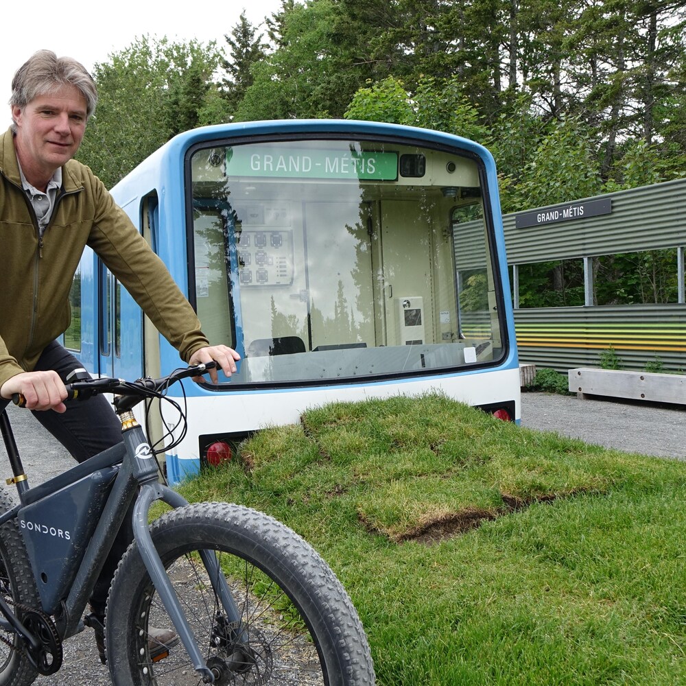 Alexander Reford, le directeur des Jardins de Métis sur son vélo électrique. Il a fait installer une borne de recharge pour le grand public et une autre pour les employés de l'entreprise