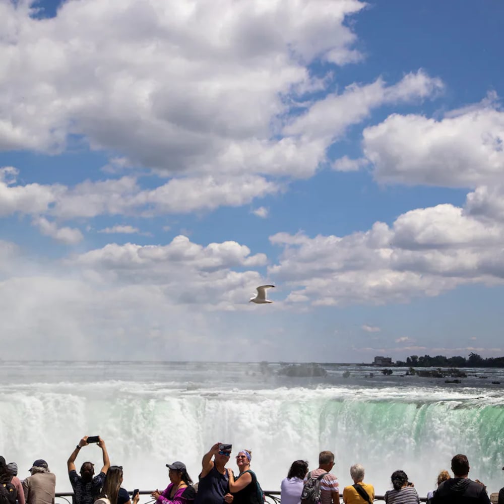 Des touristes devant les chutes Niagara.