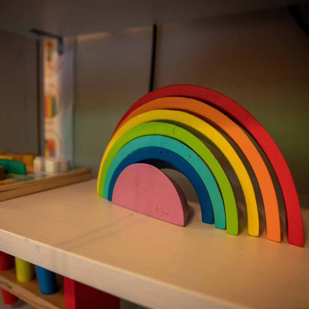 Des jeux d'enfants dans une salle.