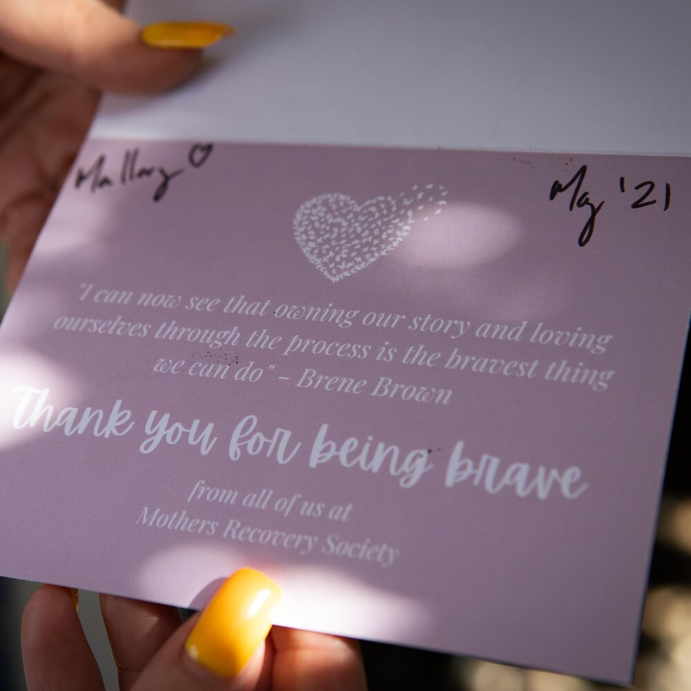 Une carte d'encouragement adressée à Mallory par Mothers Recovery Society.