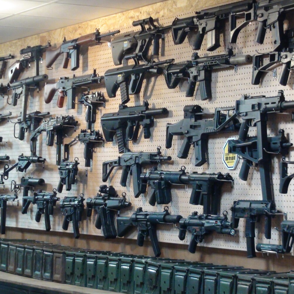 台湾中华民国玩具枪协会全民国防教育中心使用玩具枪进行射击训练。