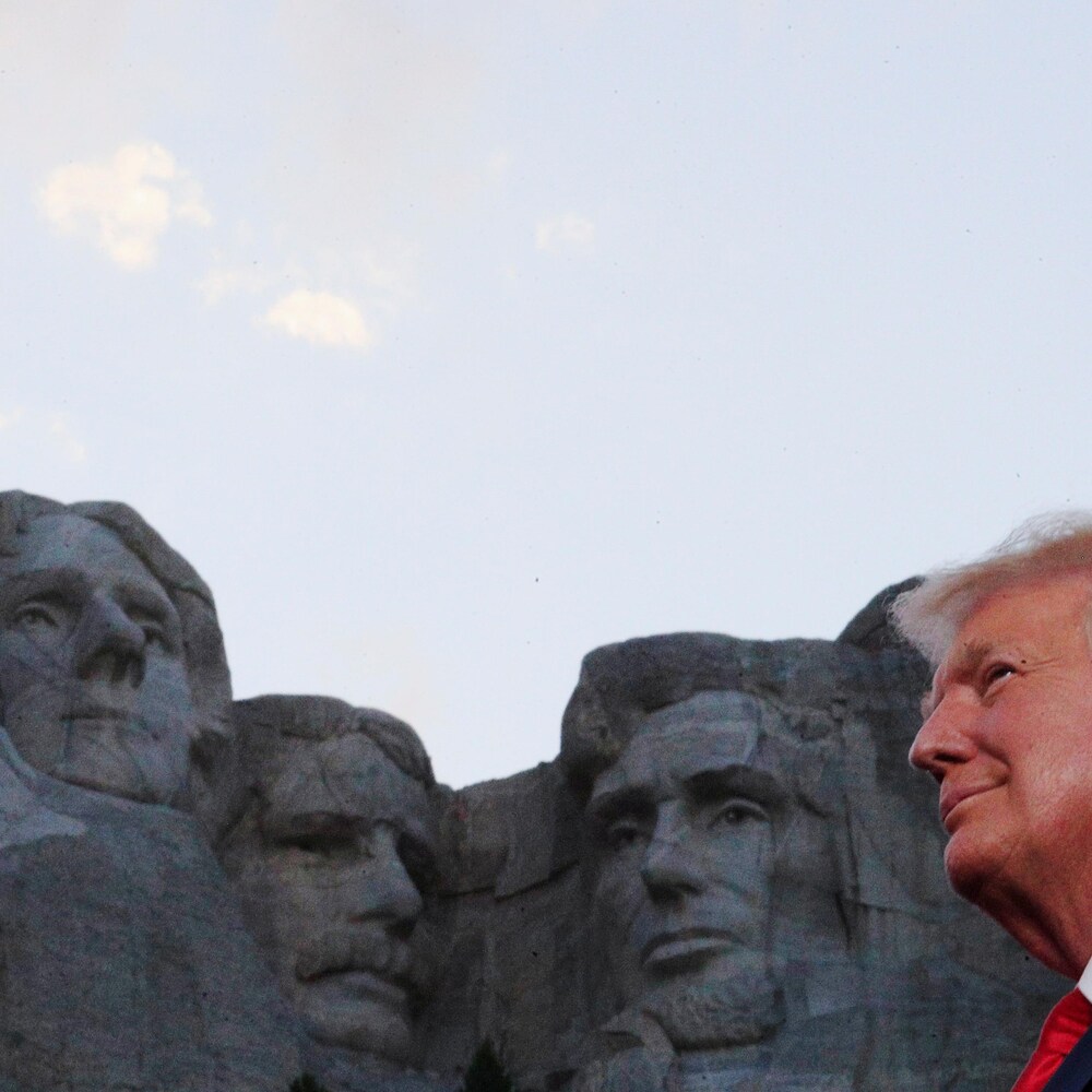 Donald Trump devant les présidents sculptés dans la pierre.