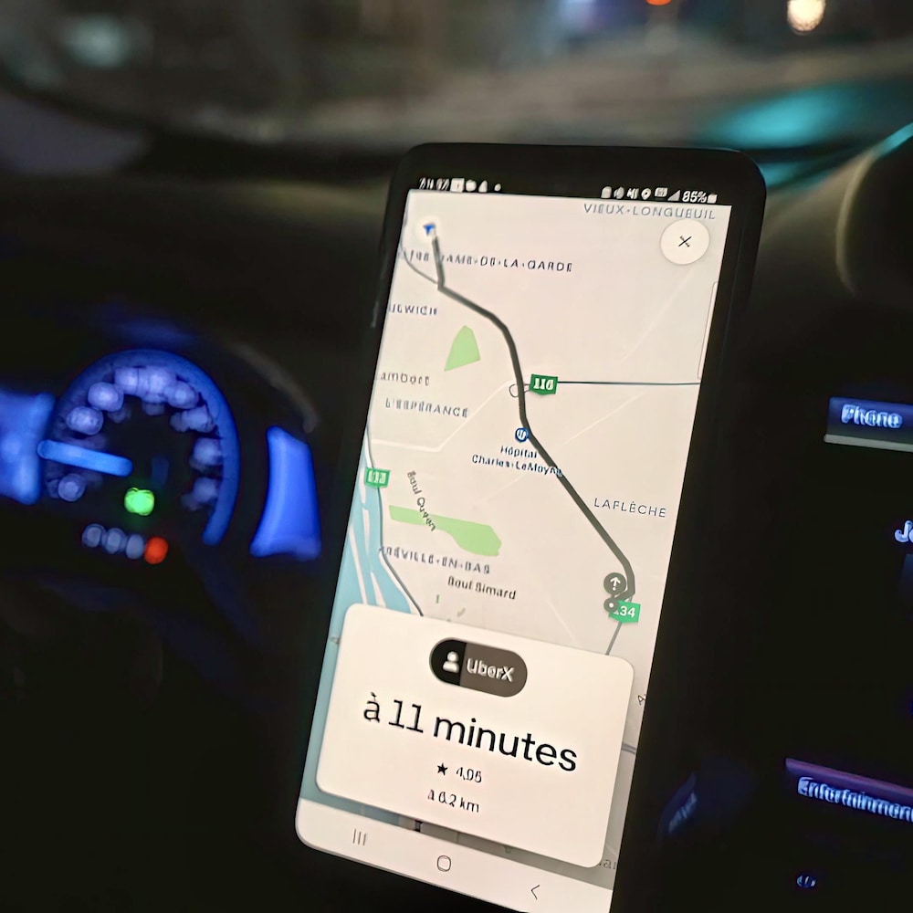 Un téléphone affiche un trajet pour une course avec Uber.
