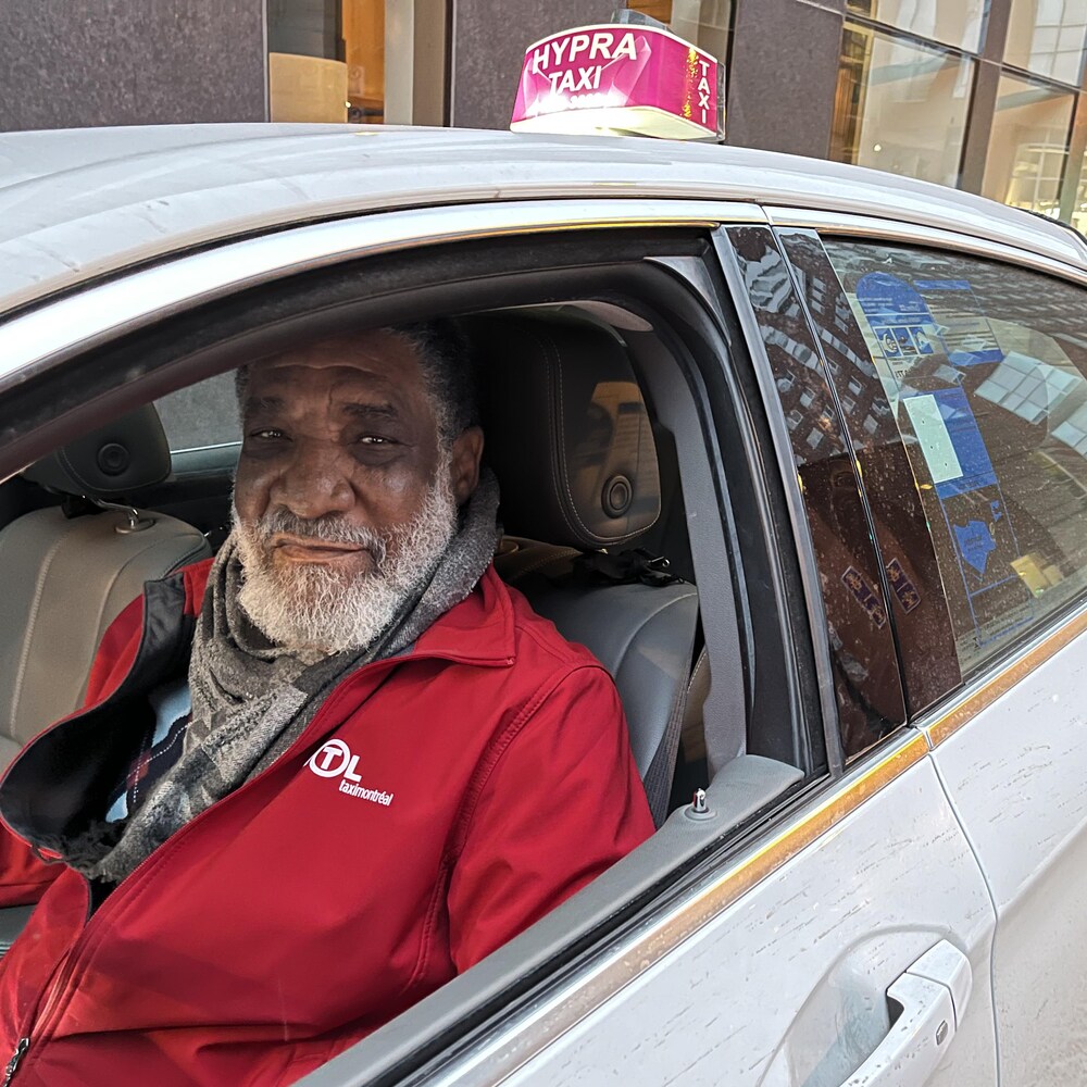Max-Louis Rosalbert au volant de sa voiture.