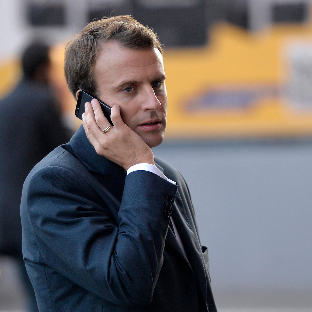 Emmanuel Macron parle au téléphone.