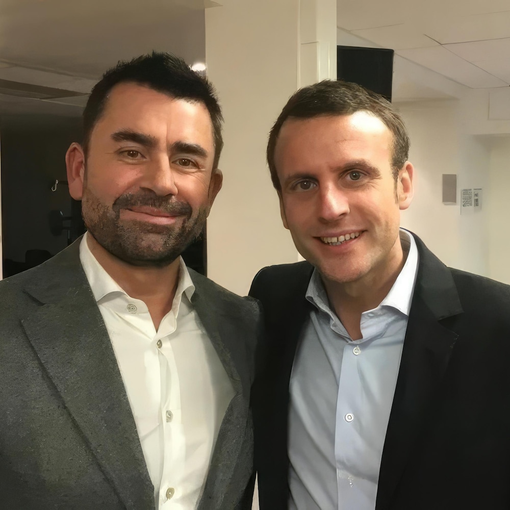 Mark MacGann, en compagnie d’Emmanuel Macron.