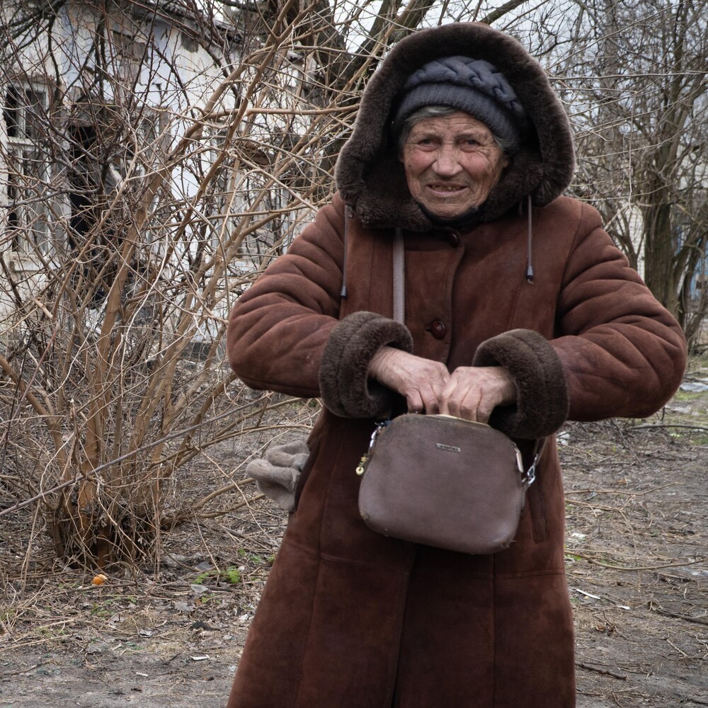 Maria Davidenko dans un jardin.