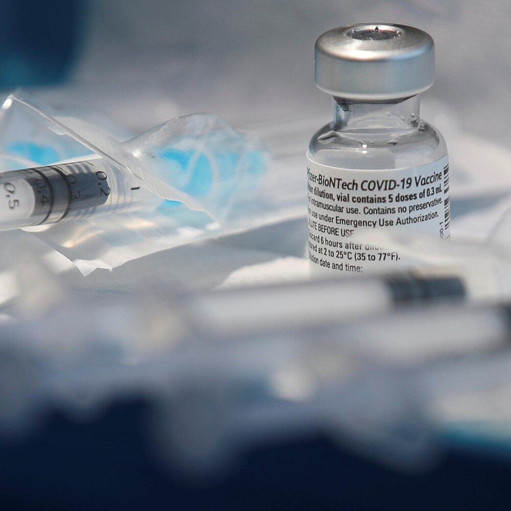 Une fiole du vaccin de Pfizer-BioNTech et des seringues.
