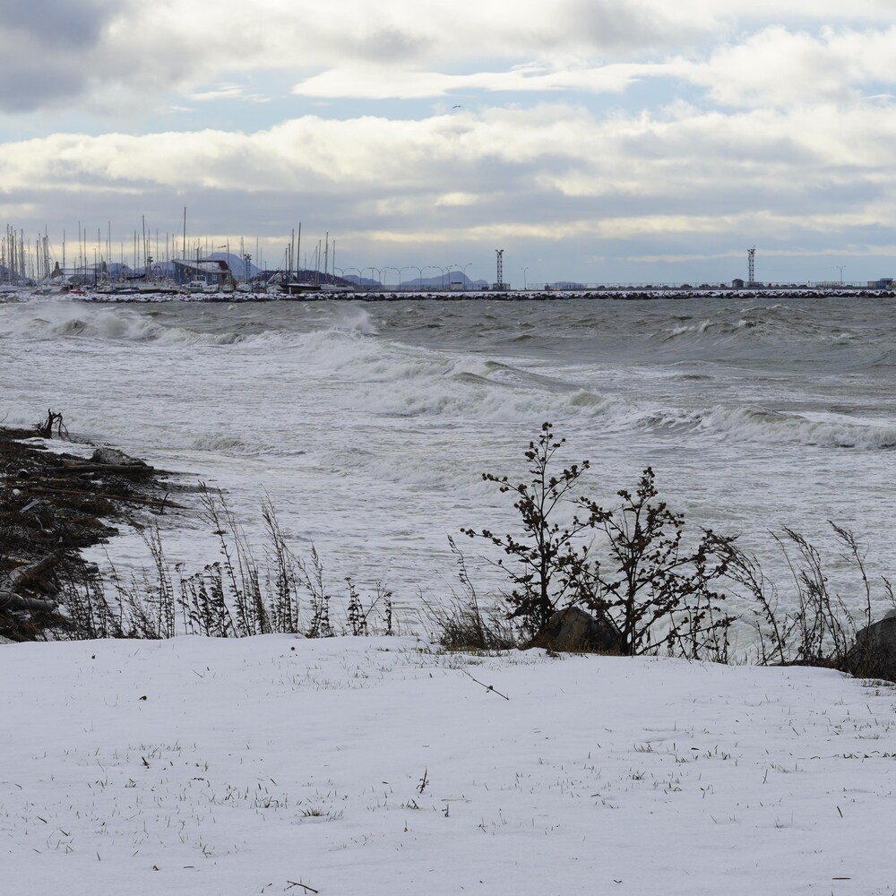D'importantes vagues déferlent sur le boulevard à Rimouski.