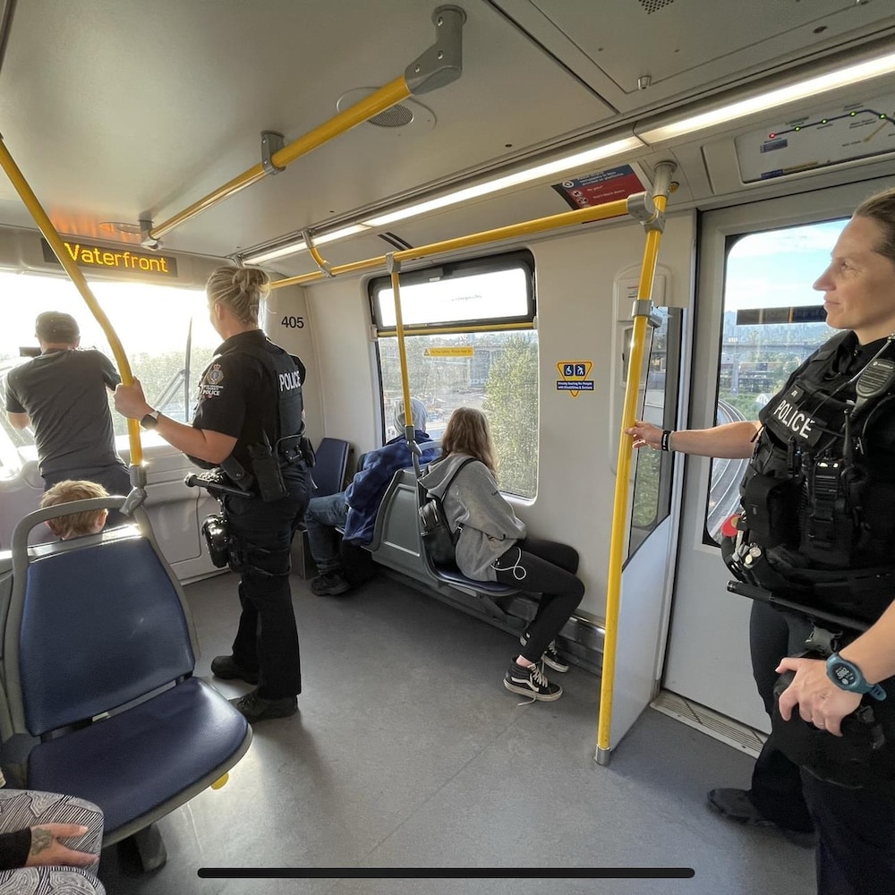 À Vancouver, les constables spéciaux ont été remplacés par des policiers du transport en 2005 pour renforcer le sentiment de sécurité des usagers du SkyTrain, la jumelle du REM.