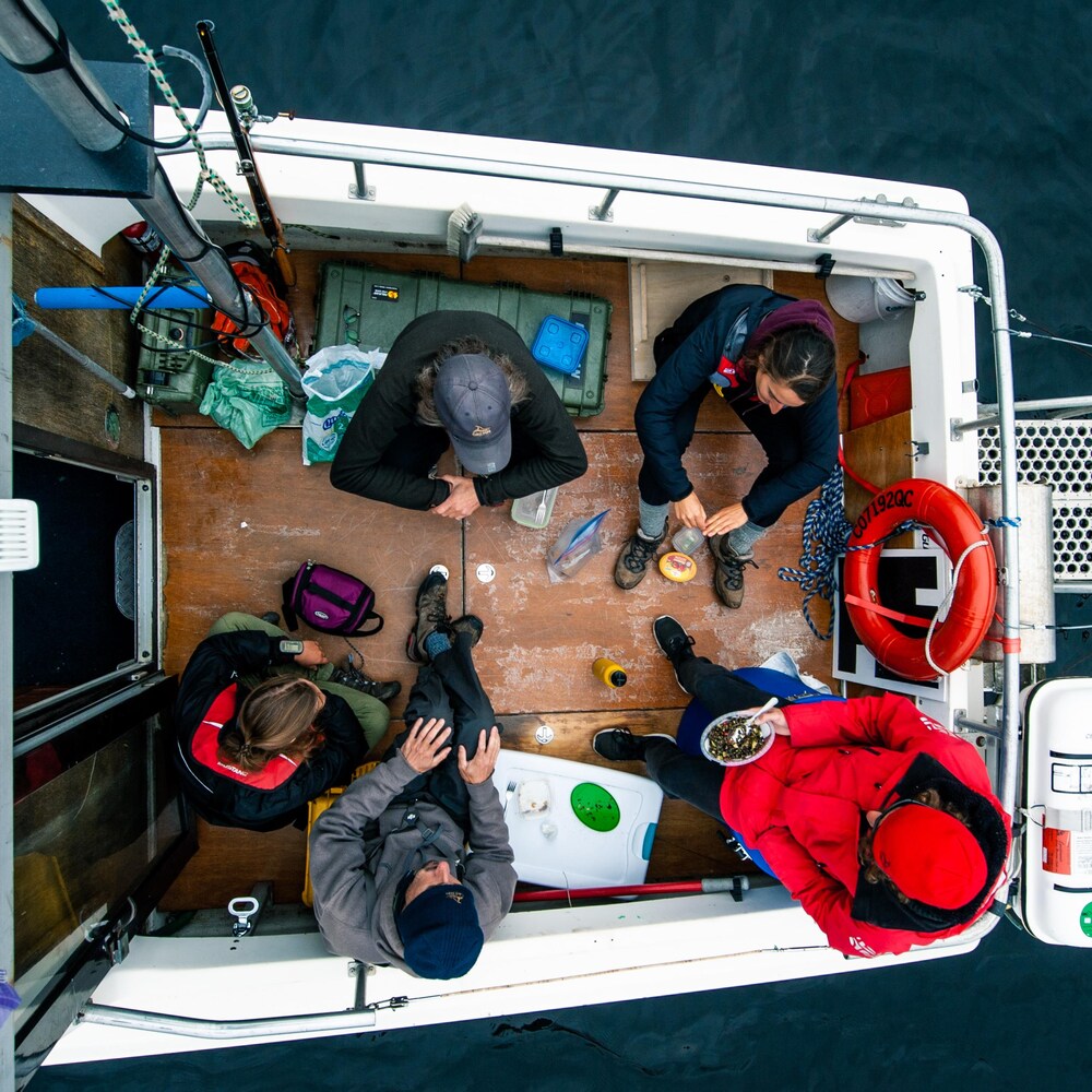 L'équipe dine ensemble à bord du bateau. 