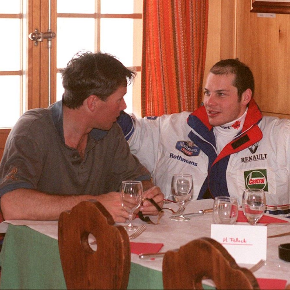 Jacques Villeneuve en discussion à table avec Craig Pollock.