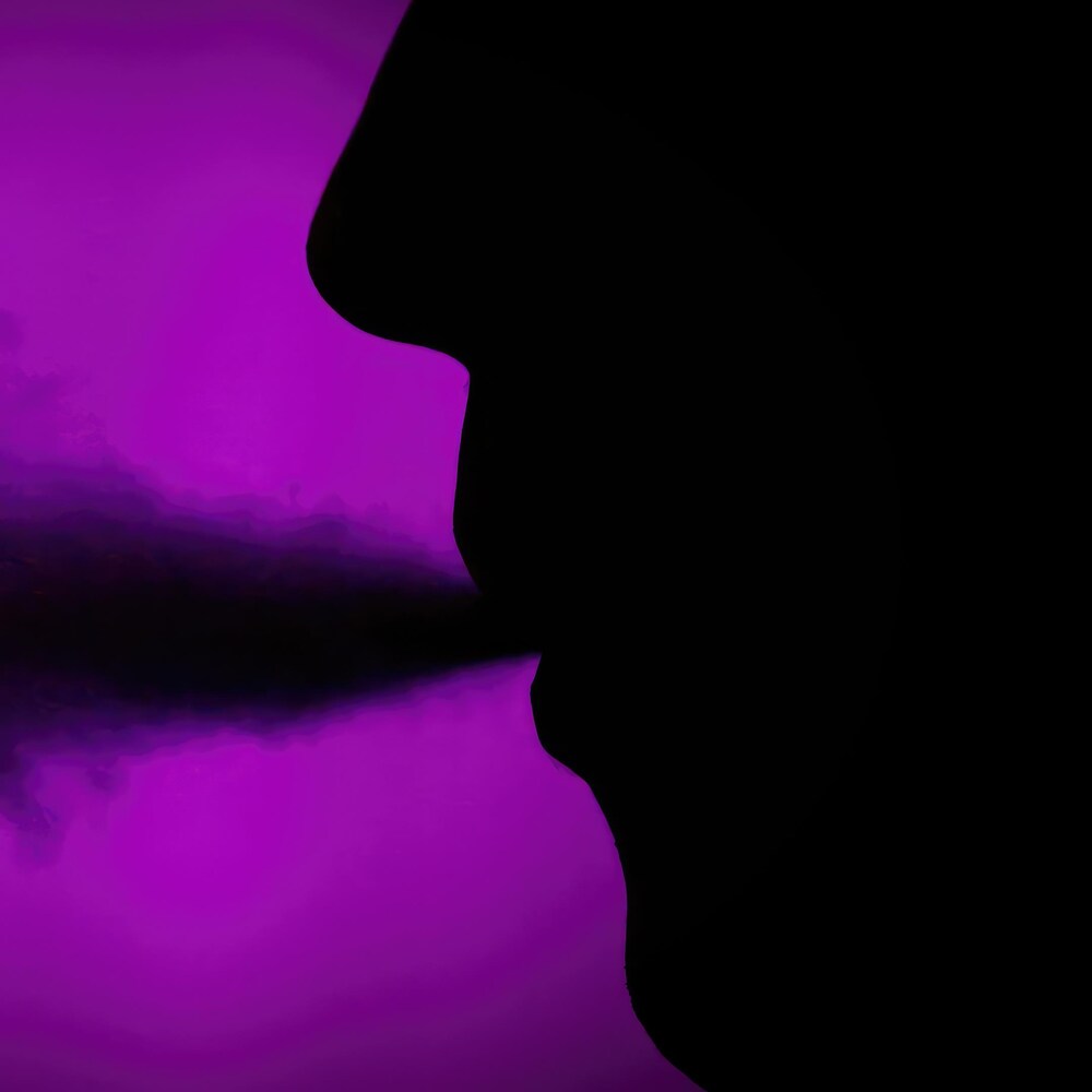 Un profil d'un visage qui crache de la fumée.