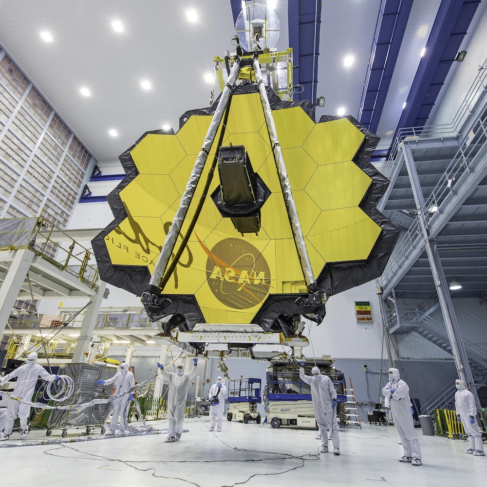 Le miroir et ses 18 segments lors de sa préparationau Goddard Space Flight Center de la NASA.