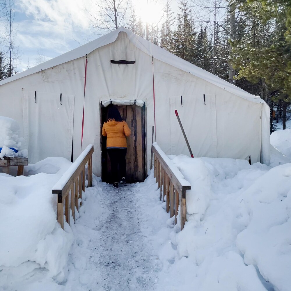 Gaylene Morris rentre dans une cabane.
