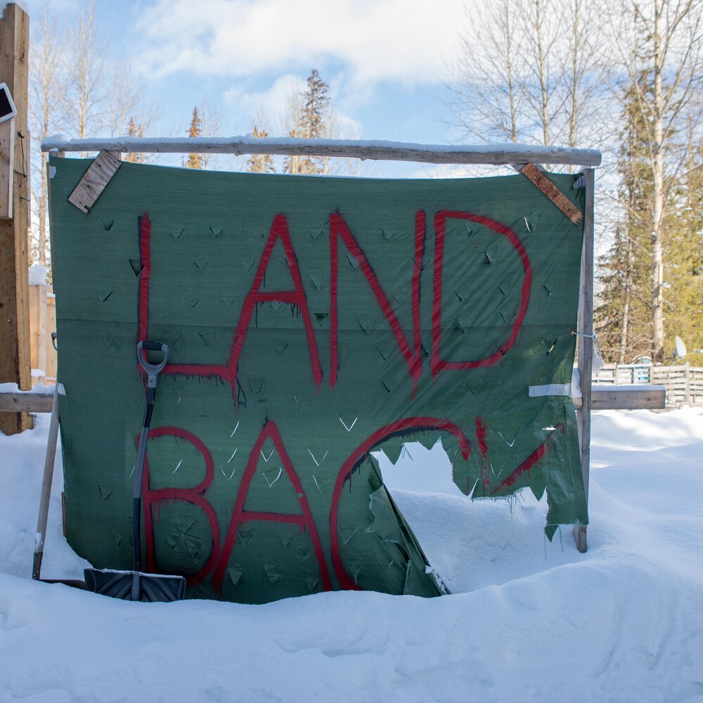 Un panneau avec l'inscription «Land Back»