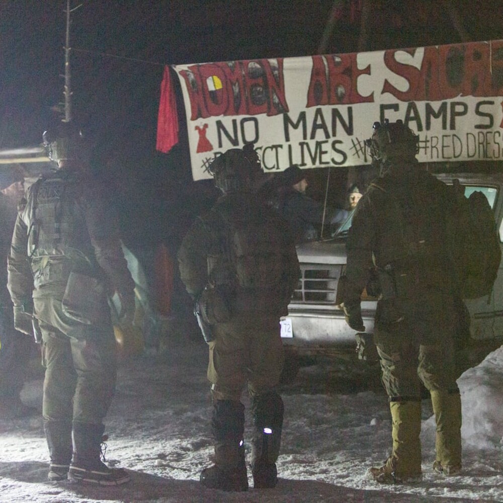 Des agents de la GRC dans un campement.