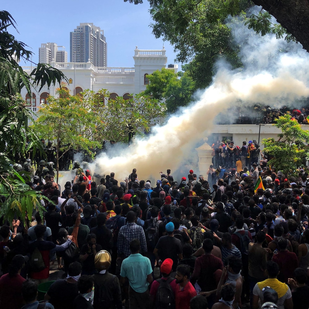 Des manifestants devant le bureau du premier ministre du Sri Lanka, à Colombo.