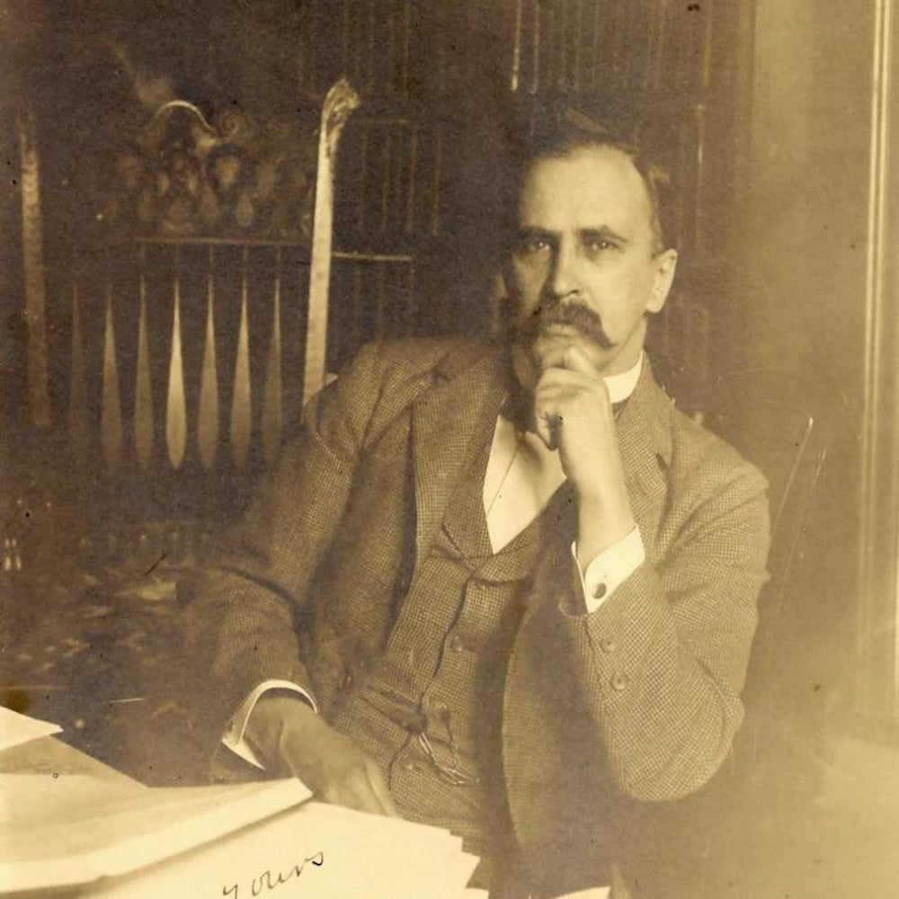 Le Dr William Osler est assis.
