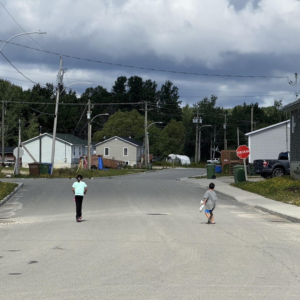 Des enfants jouent dans une rue résidentielle de Winneway. 