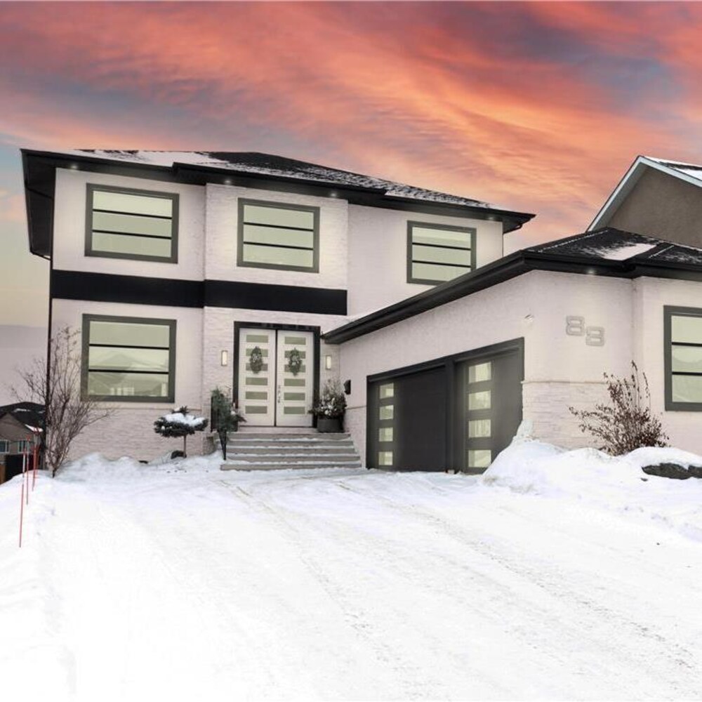 Une grande maison  sur deux étages avec un double garage à Winnipeg.