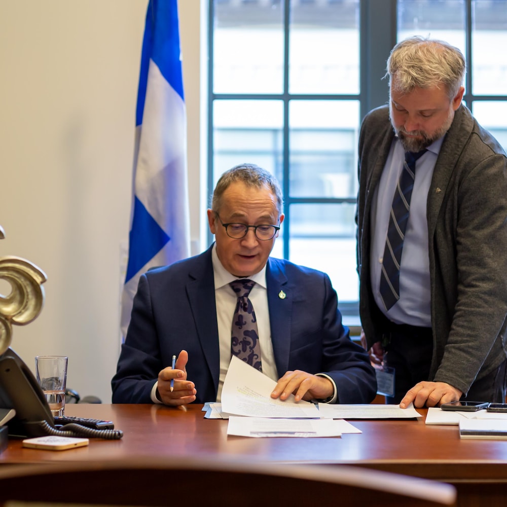 Le député Yves Perron et son adjoint parlementaire Benoit Manseau dans le bureau.